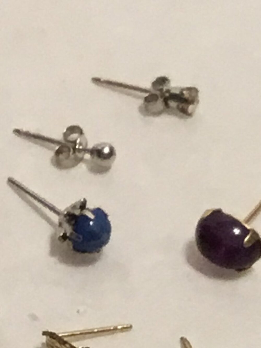 Lot of 14 lovely 14k gold earrings - mostly single stud earrings - Picture 13 of 16